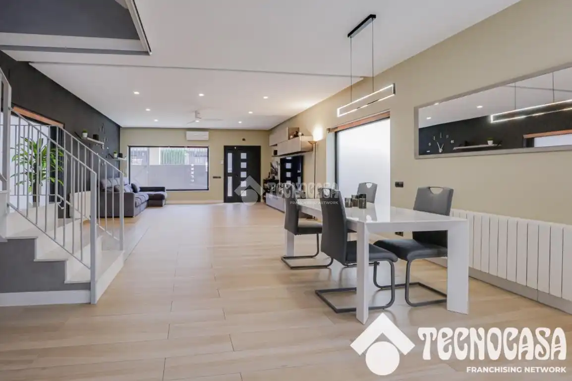 Sala d'estar de Casa o xalet en venda en Santa Coloma de Gramenet amb Aire condicionat, Calefacció i Terrassa