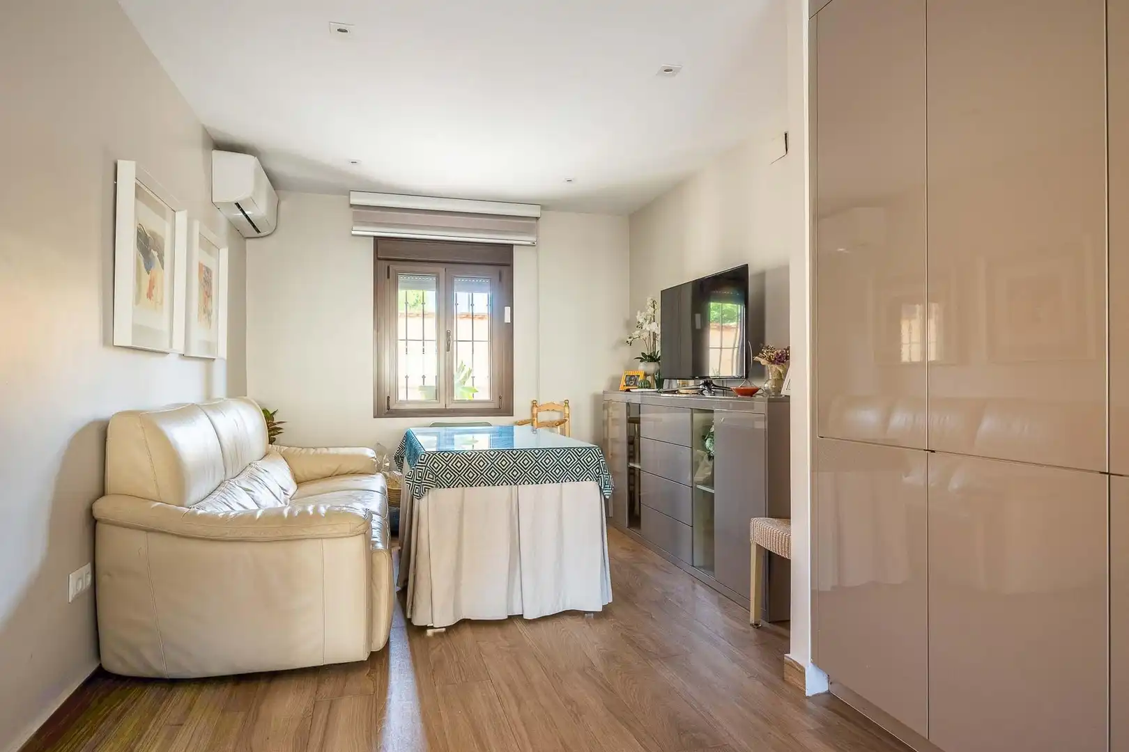 Sala de estar de Casa o chalet en venta en Montequinto con Aire acondicionado, Jardín privado y Terraza