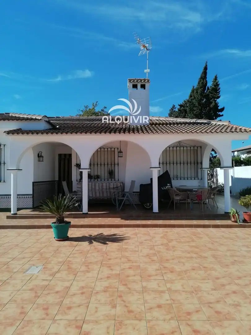 Vista exterior de Casa o xalet en venda en Almonte amb Aire condicionat, Traster i Piscina