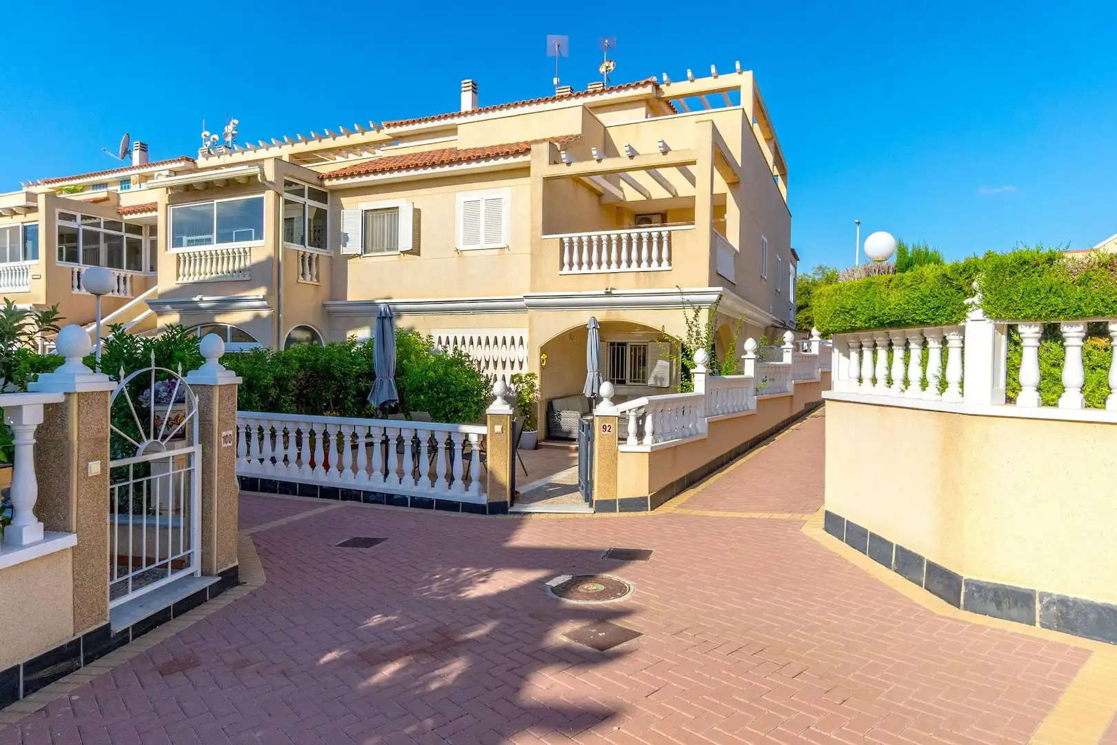 Vista exterior de Dúplex en venda en Orihuela amb Aire condicionat, Jardí privat i Piscina