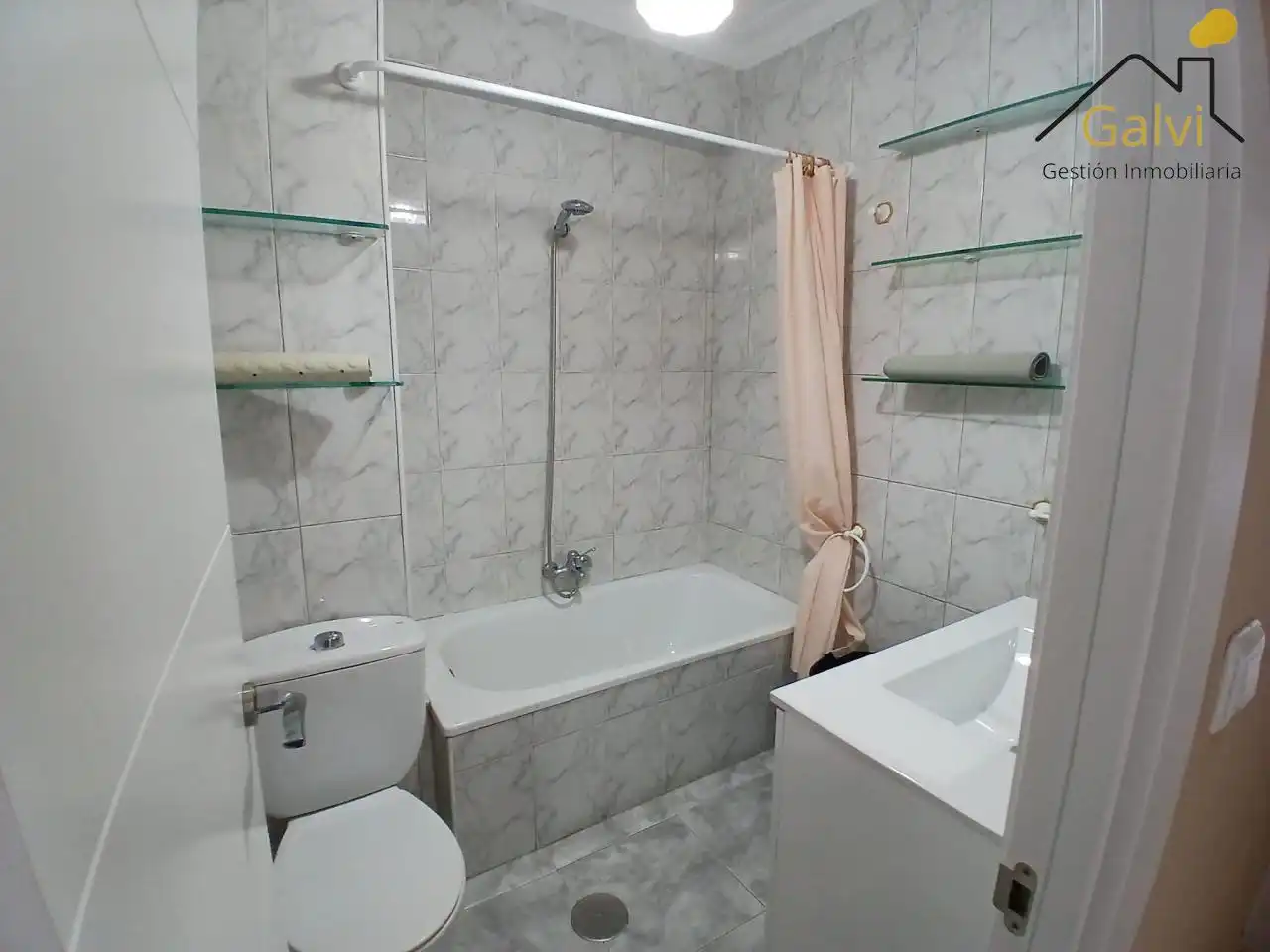 Badezimmer von Wohnung zum Verkauf in Pontedeume mit Heizung, Abstellraum und Möbliert