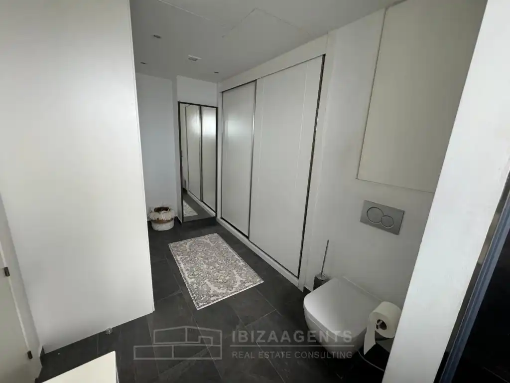 Baño de Apartamento en venta en Santa Eulària des Riu con Aire acondicionado, Calefacción y Piscina