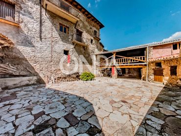 Casa con balcón en venta en Calle Interior-Ag 5
