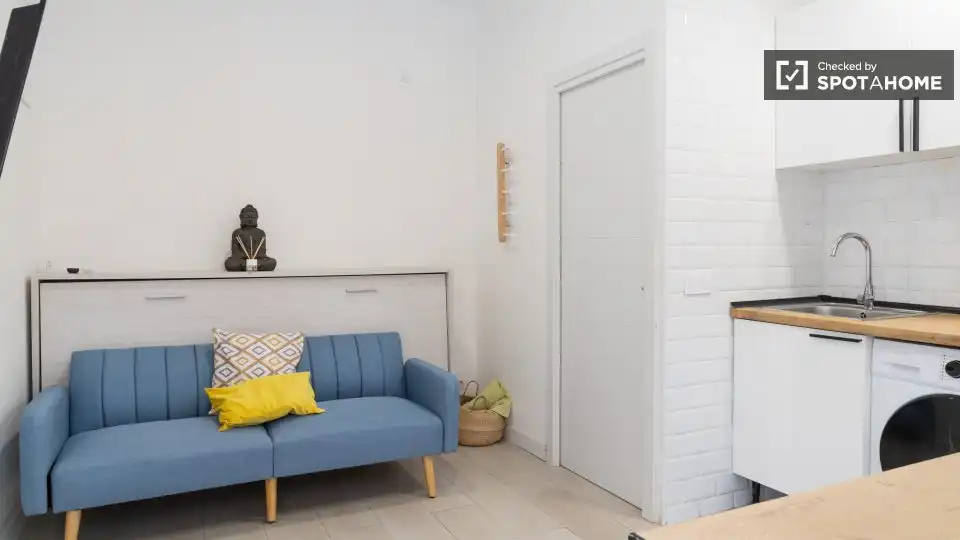Living room of Flat for rent in Madrid  with Air Conditioner, Heating and Furnished