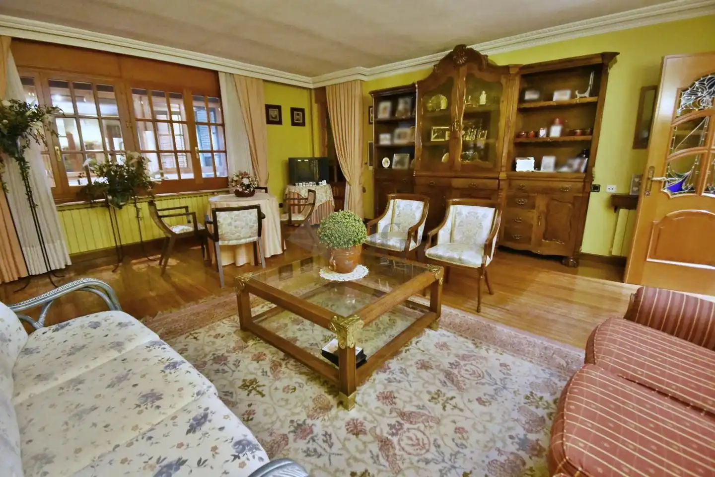 Sala d'estar de Casa o xalet en venda en Íscar amb Calefacció, Parquet i Piscina