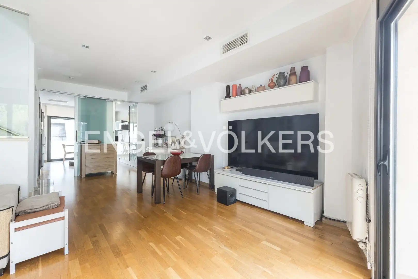 Sala de estar de Casa adosada en venta en Barcelona con Aire acondicionado, Calefacción y Jardín privado