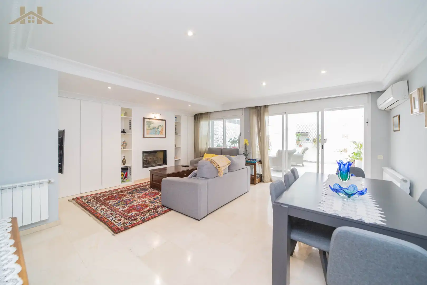 Wohnzimmer von Einfamilien-Reihenhaus zum Verkauf in Madrid mit Klimaanlage, Heizung und Terrasse
