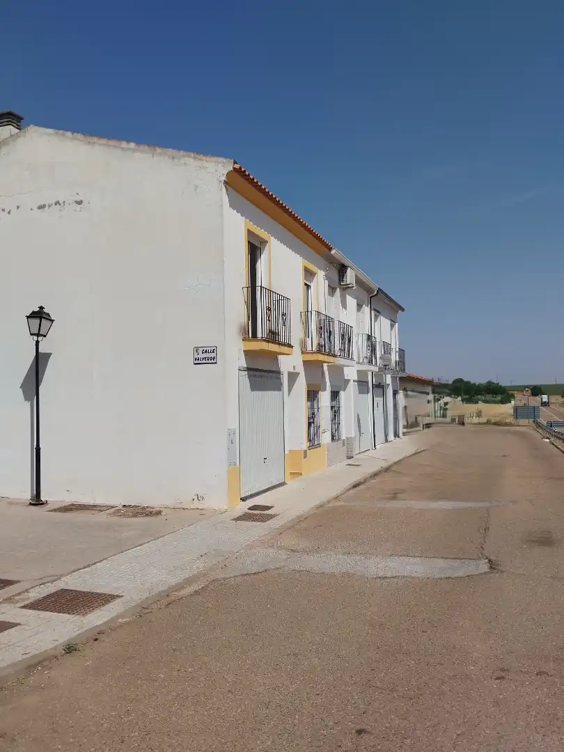 Vista exterior de Casa adosada en venta en La Albuera con Balcón