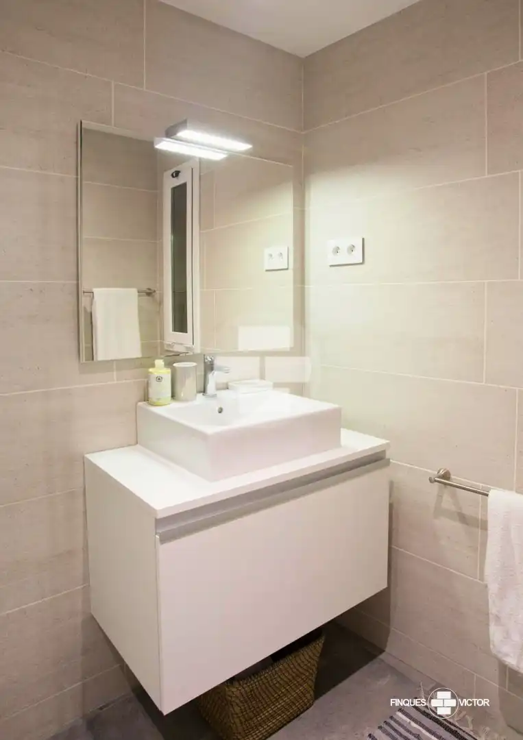 Badezimmer von Wohnung zum Verkauf in Barcelona mit Parkett, Möbliert und Ofen