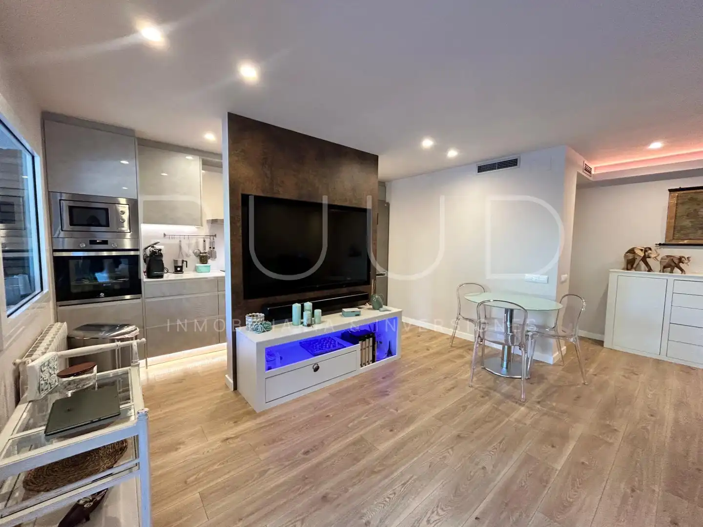 Living room of Flat for sale in Castelldefels  with Air Conditioner, Heating and Parquet flooring