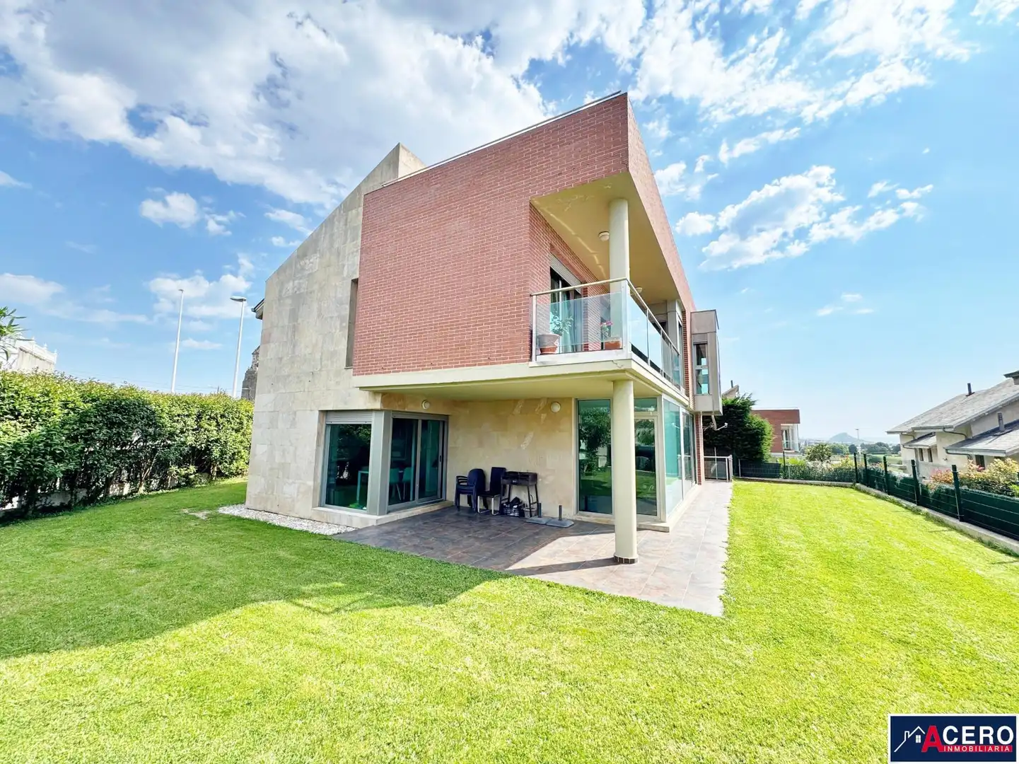 Vista exterior de Casa o xalet en venda en Santa Cruz de Bezana amb Jardí privat i Piscina comunitària