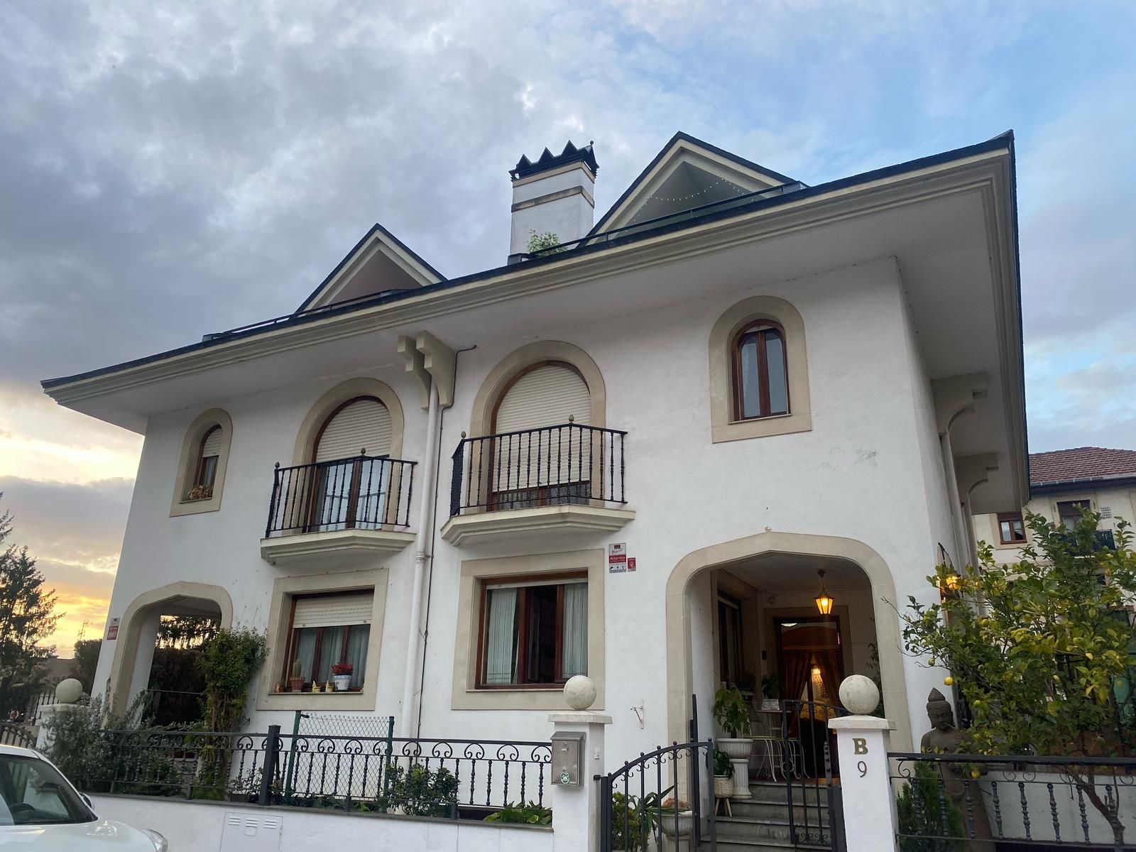 Vista exterior de Casa adosada en venda en Galdakao amb Calefacció i Terrassa