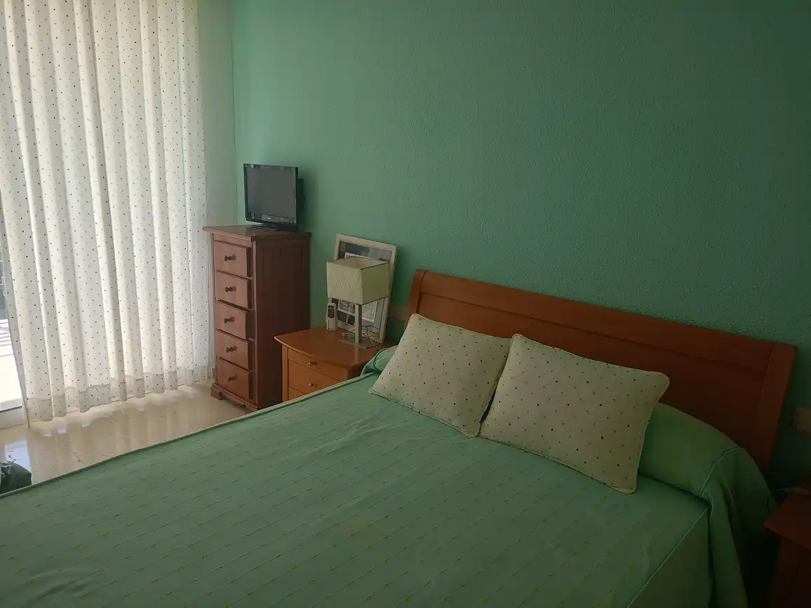 Dormitori de Apartament de lloguer en Gandia amb Aire condicionat, Terrassa i Moblat