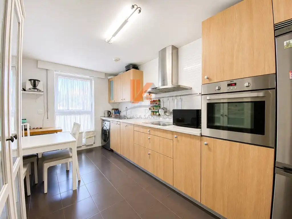 Cocina de Piso en venta en Santiago de Compostela  con Calefacción y Terraza