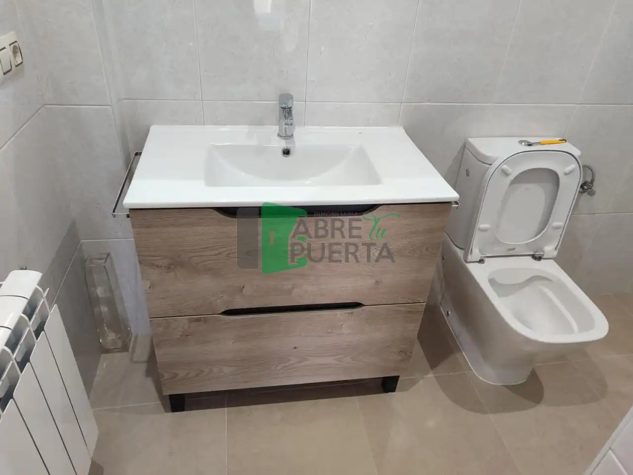 Bathroom of Apartments for rent in Ourense Capital   with Heating, Parquet flooring and Terrace