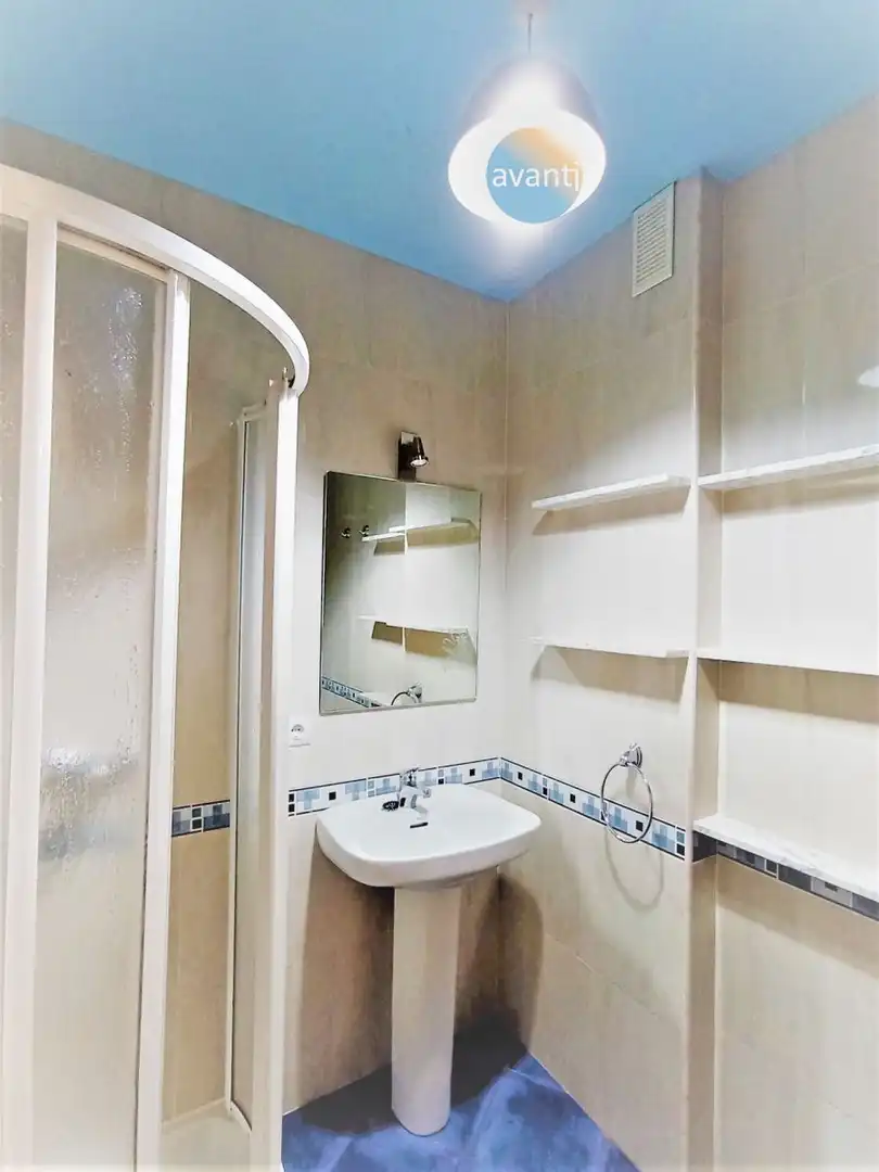 Bathroom of Flat for rent in Salamanca  with Heating, Terrace and Furnished