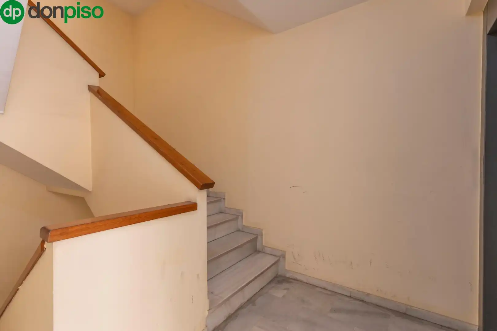 Wohnung zum Verkauf in Granada mit Klimaanlage, Heizung und Terrasse