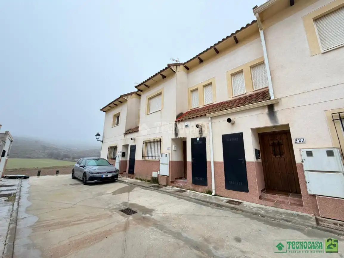 Vista exterior de Casa adosada en venda en Uclés amb Aire condicionat i Calefacció