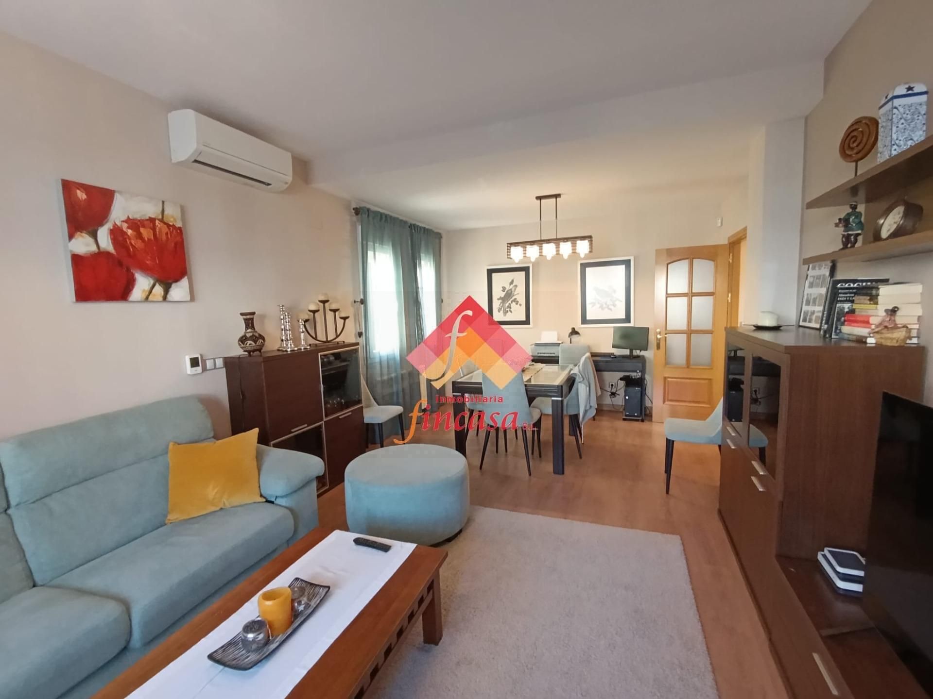 Vista exterior de Casa adosada en venda en Ronda amb Aire condicionat, Parquet i Terrassa