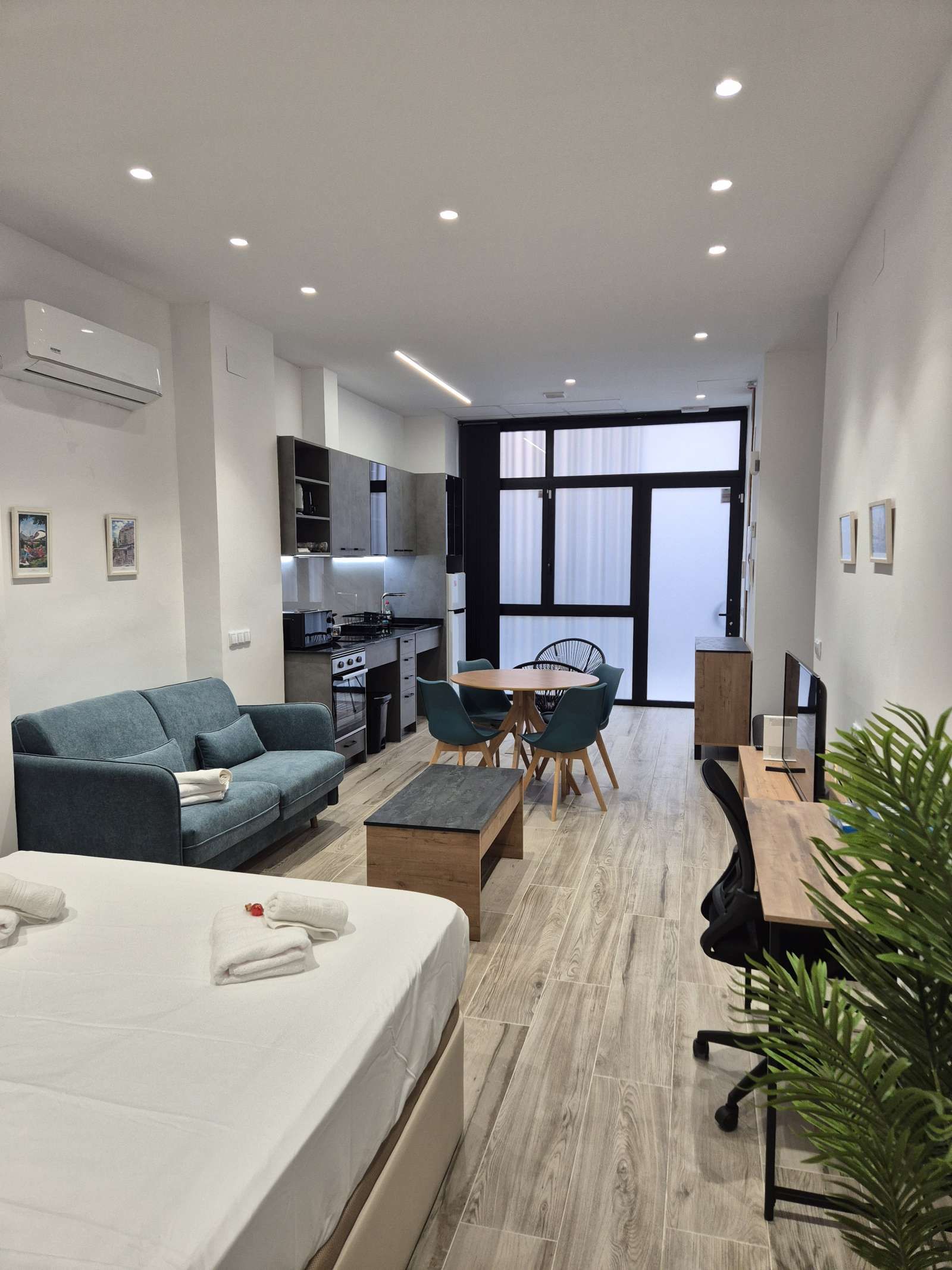 Living room of Study to share in  Valencia Capital  with Air Conditioner, Terrace and Furnished