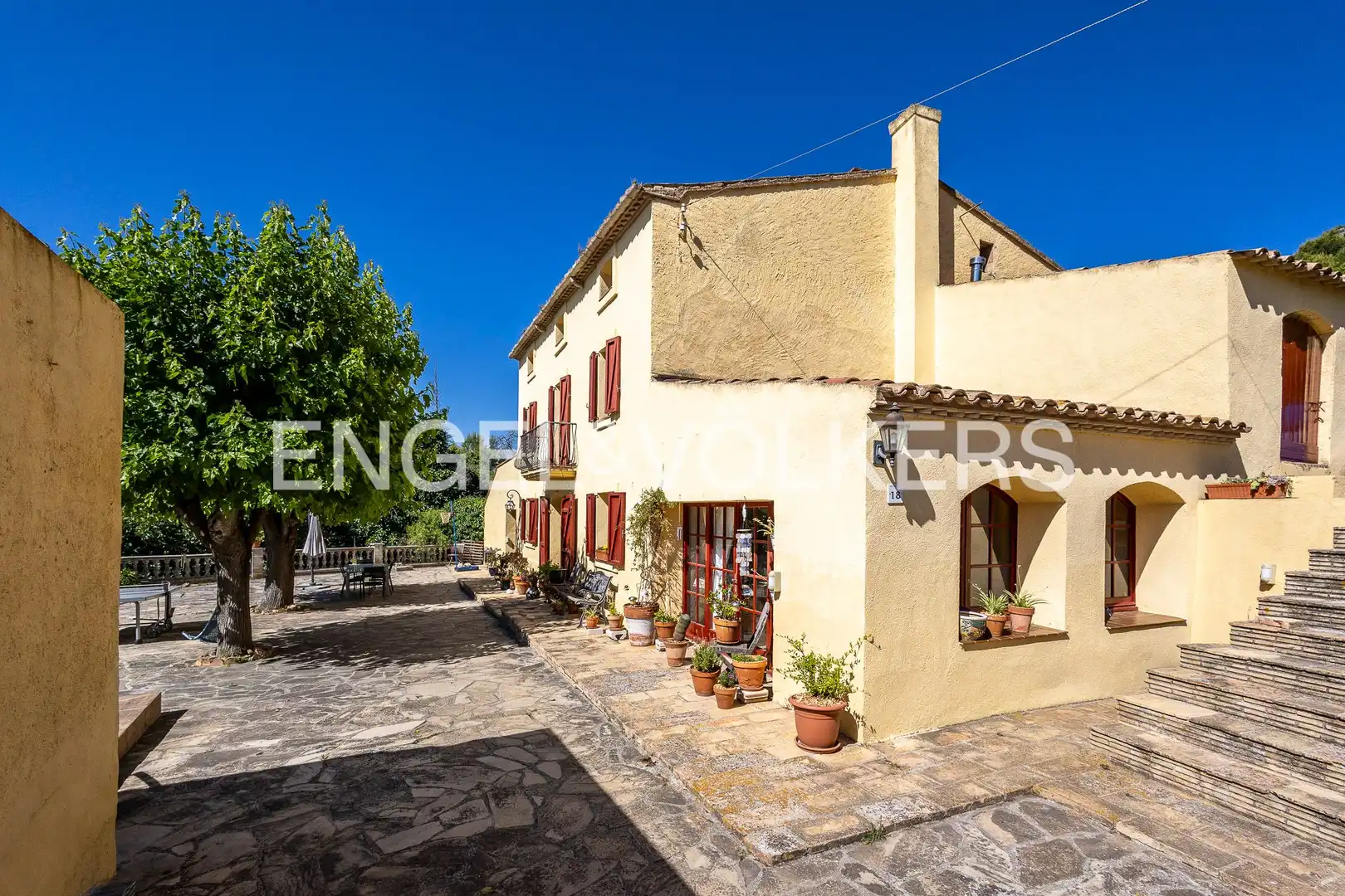 Vista exterior de Casa o xalet en venda en Torrelles de Foix amb Calefacció, Jardí privat i Terrassa