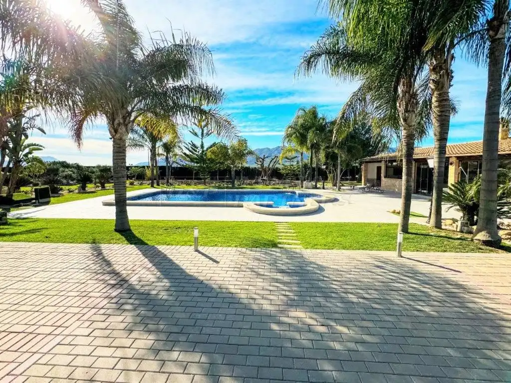 Piscina de Casa o xalet en venda en Orihuela amb Aire condicionat, Jardí privat i Traster