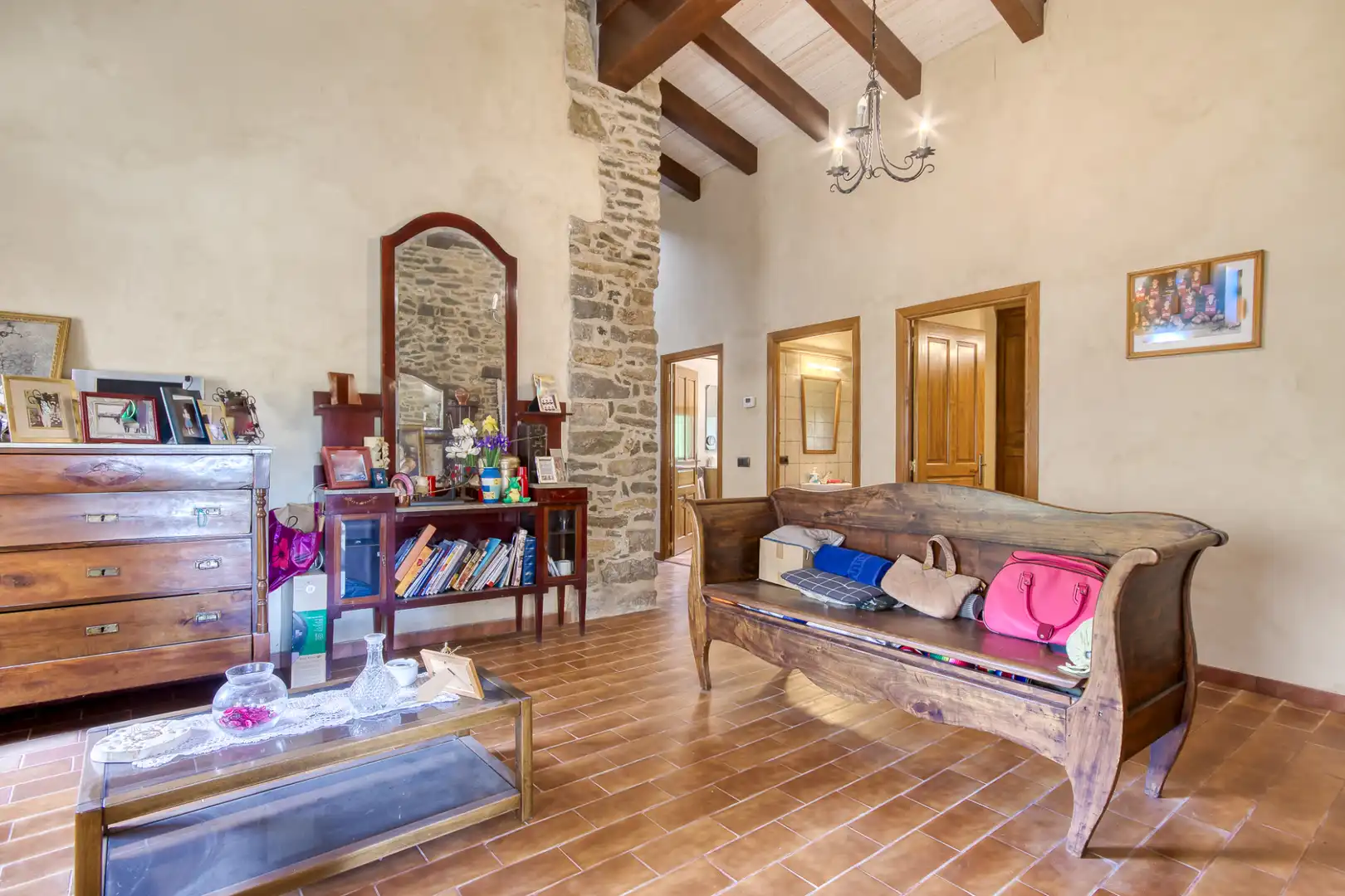 Wohnzimmer von Country house zum Verkauf in Sant Joan Les Fonts mit Klimaanlage, Heizung und Privatgarten