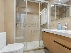 Baño de Casa adosada en venta en Sant Cugat del Vallès con Aire acondicionado, Calefacción y Jardín privado