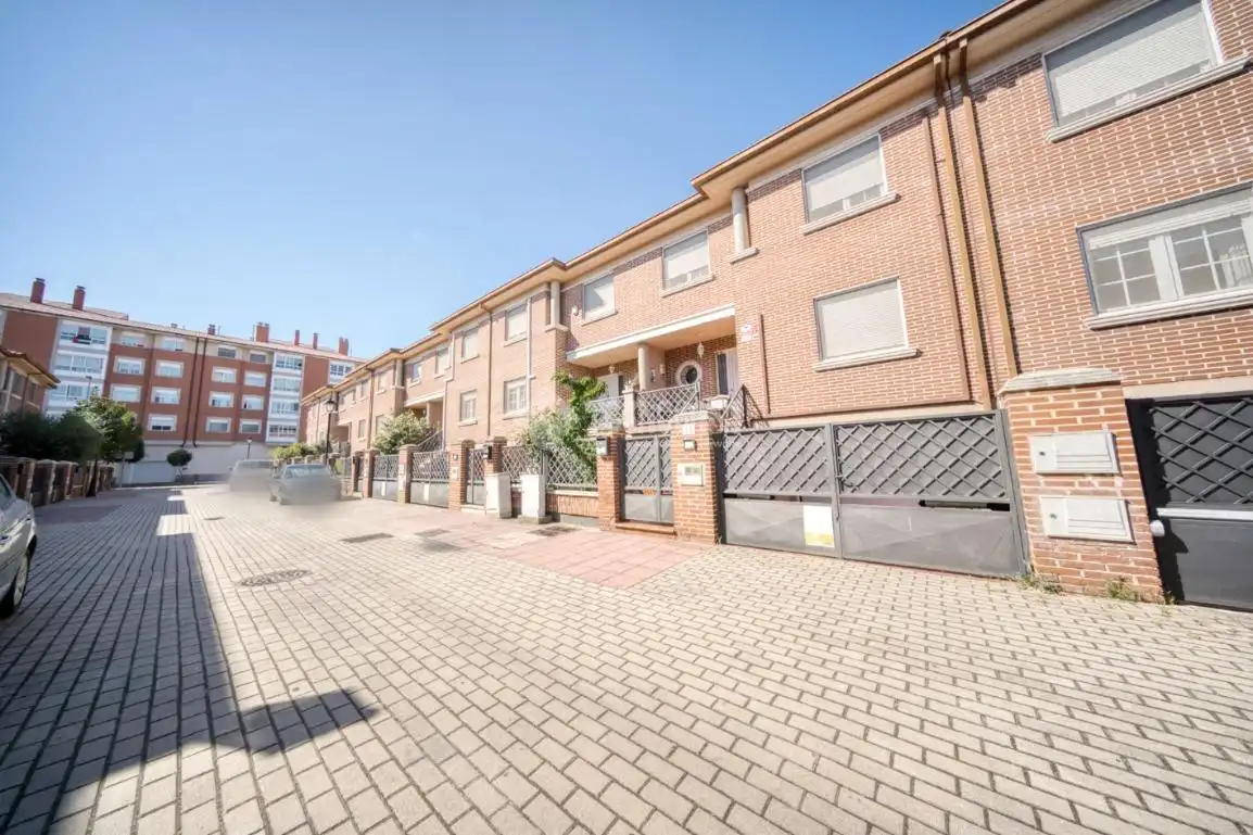 Vista exterior de Casa adosada en venda en Laguna de Duero amb Calefacció, Parquet i Balcó