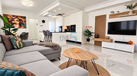 Villa de 2 dormitorios totalmente renovada orientada al sureste, con solario privado y piscina comunal, La Marina! Situada en una, imatge 3