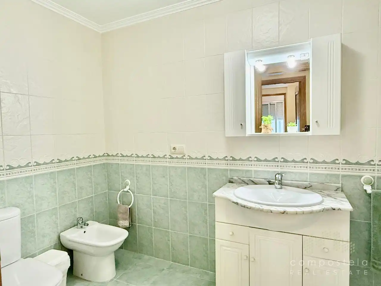 Badezimmer von Wohnung zur Miete in Vilagarcía de Arousa mit Heizung, Parkett und Terrasse