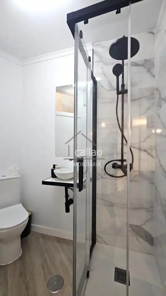 Baño de Piso para compartir en Ferrol con Calefacción y Amueblado