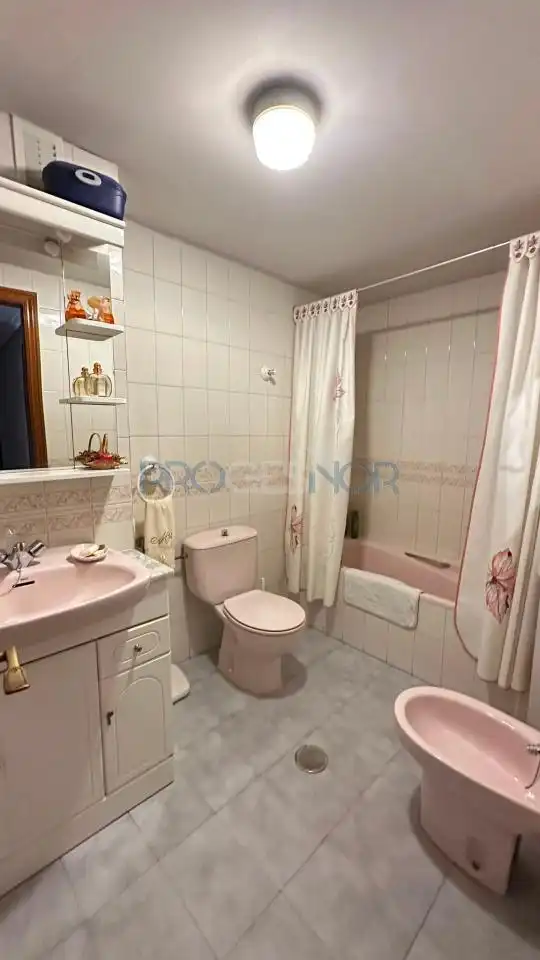 Baño de Piso en venta en León Capital  con Calefacción y Trastero