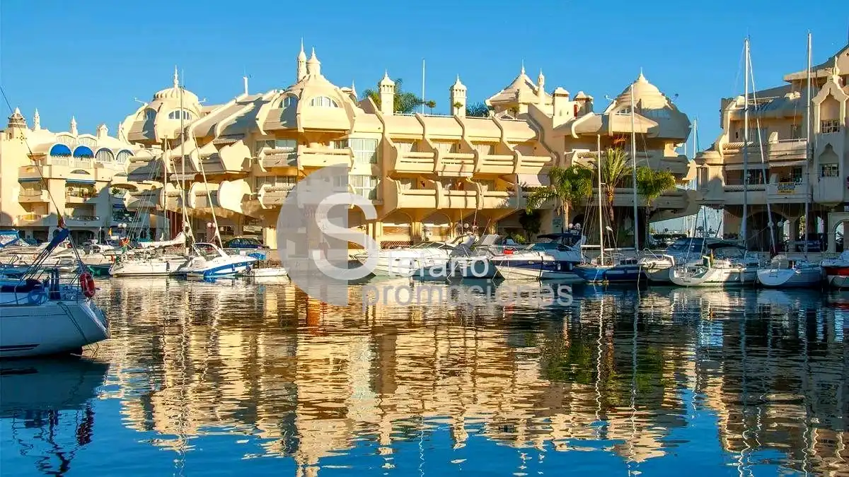 Vista exterior de Casa o xalet en venda en Benalmádena amb Aire condicionat, Jardí privat i Terrassa