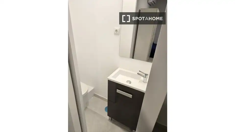 Baño de Piso de alquiler en Madrid con Aire acondicionado, Calefacción y Amueblado