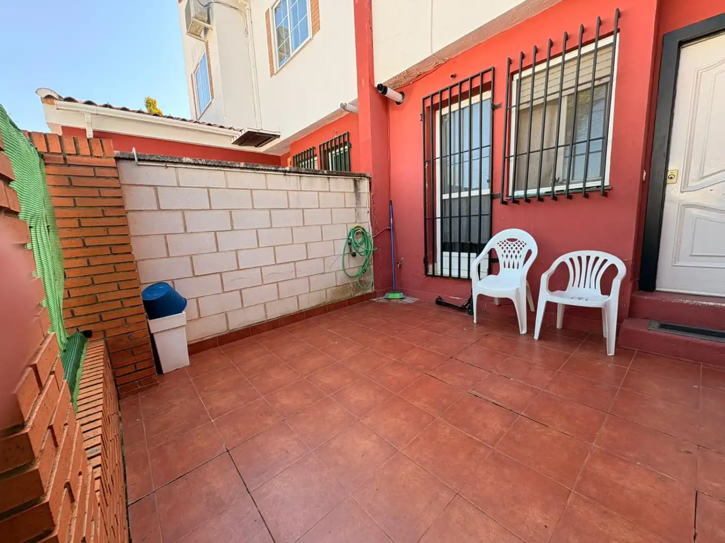 Terrasse von Einfamilien-Reihenhaus zum Verkauf in Manzanares mit Klimaanlage, Privatgarten und Terrasse