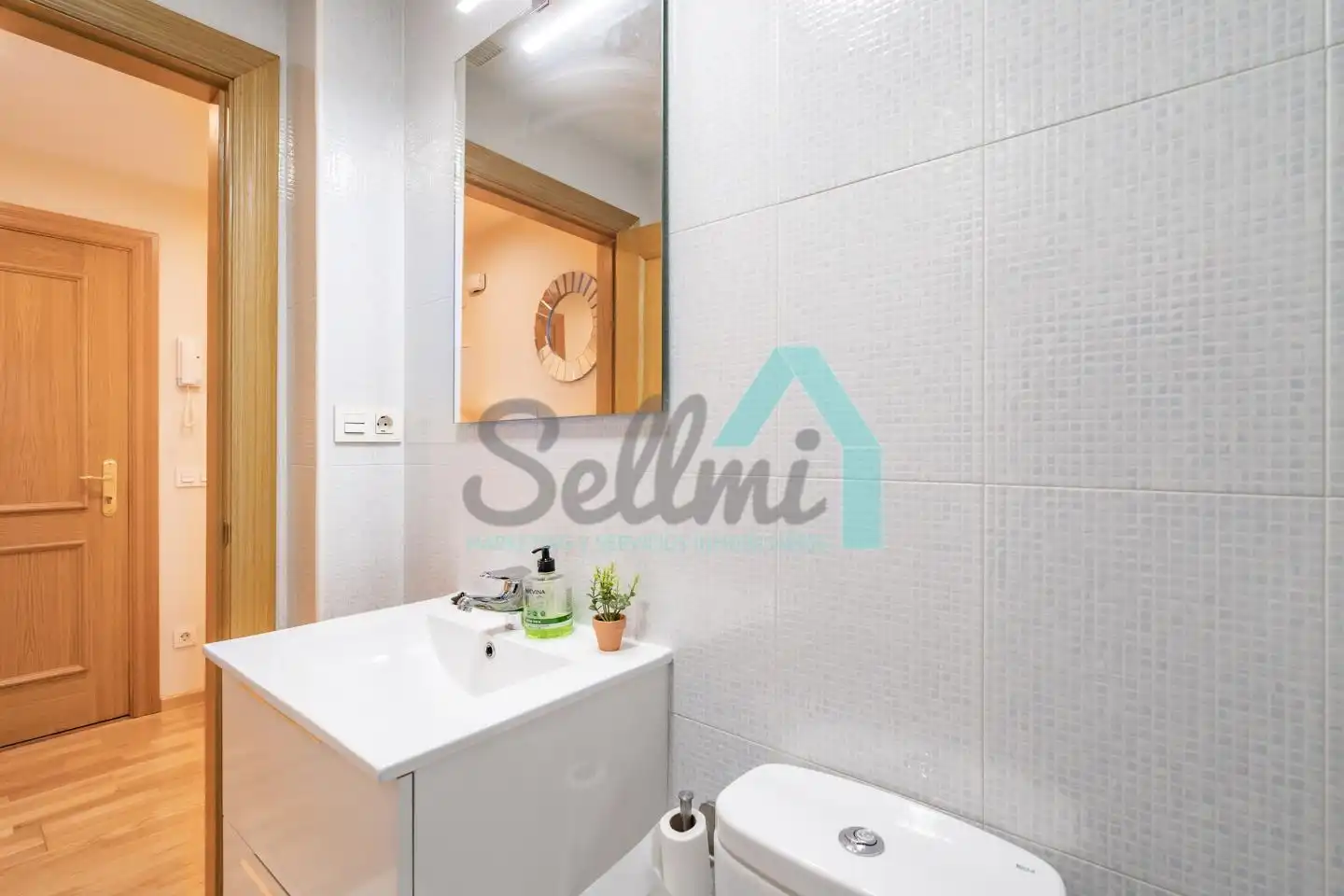 Baño de Piso en venta en Oviedo  con Calefacción y Terraza