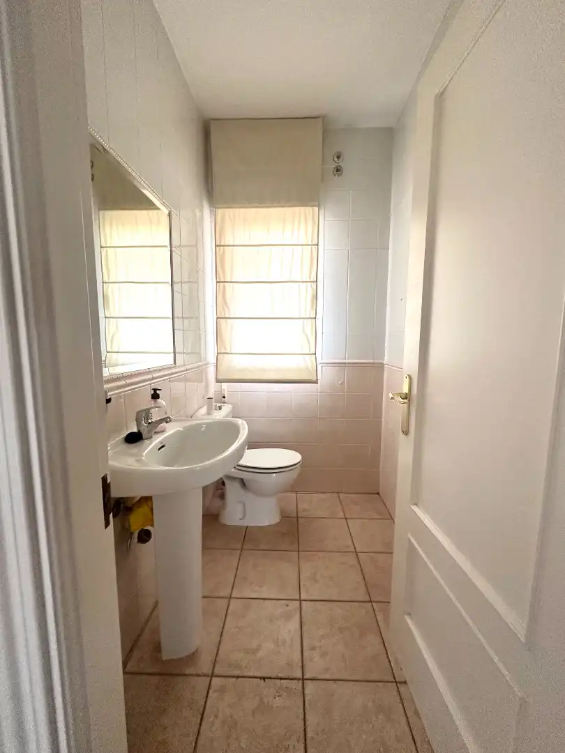 Baño de Casa adosada en venta en Madrid con Aire acondicionado, Calefacción y Jardín privado