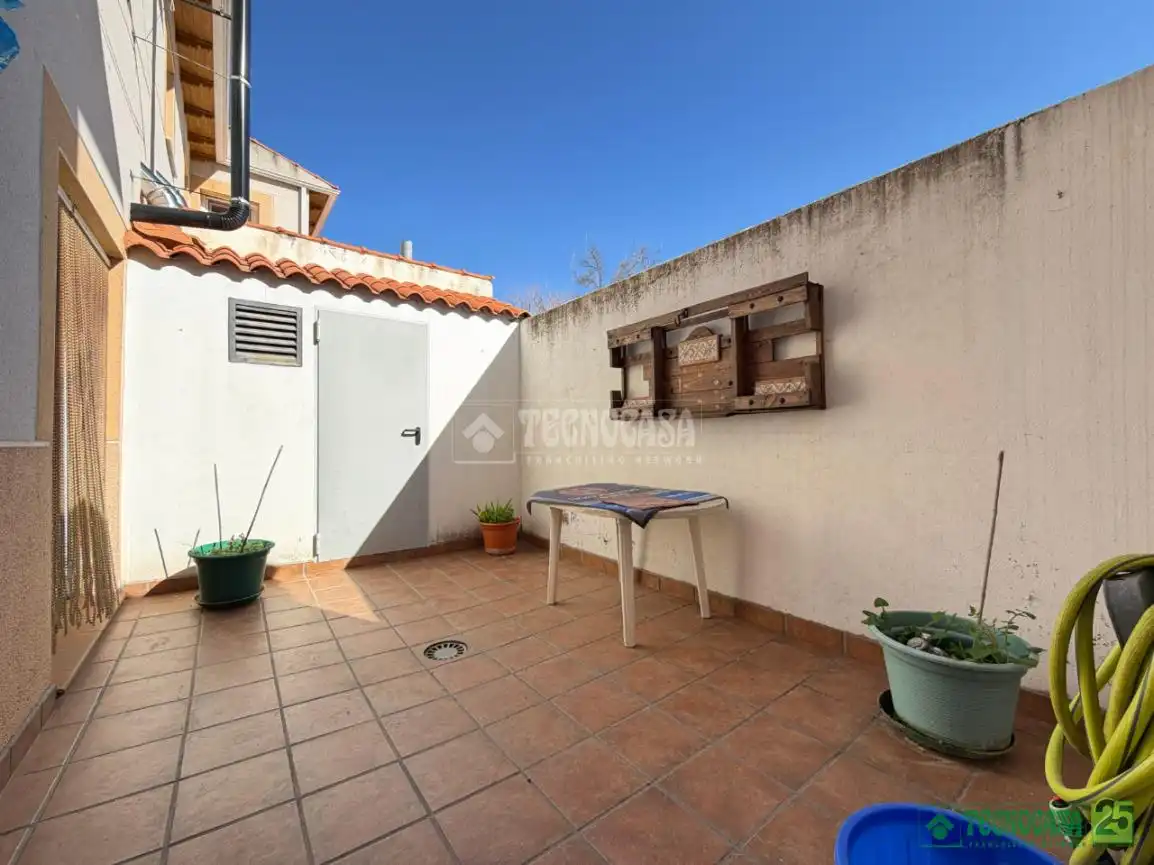 Terrassa de Casa adosada en venda en Barajas de Melo amb Calefacció, Moblat i Piscina comunitària