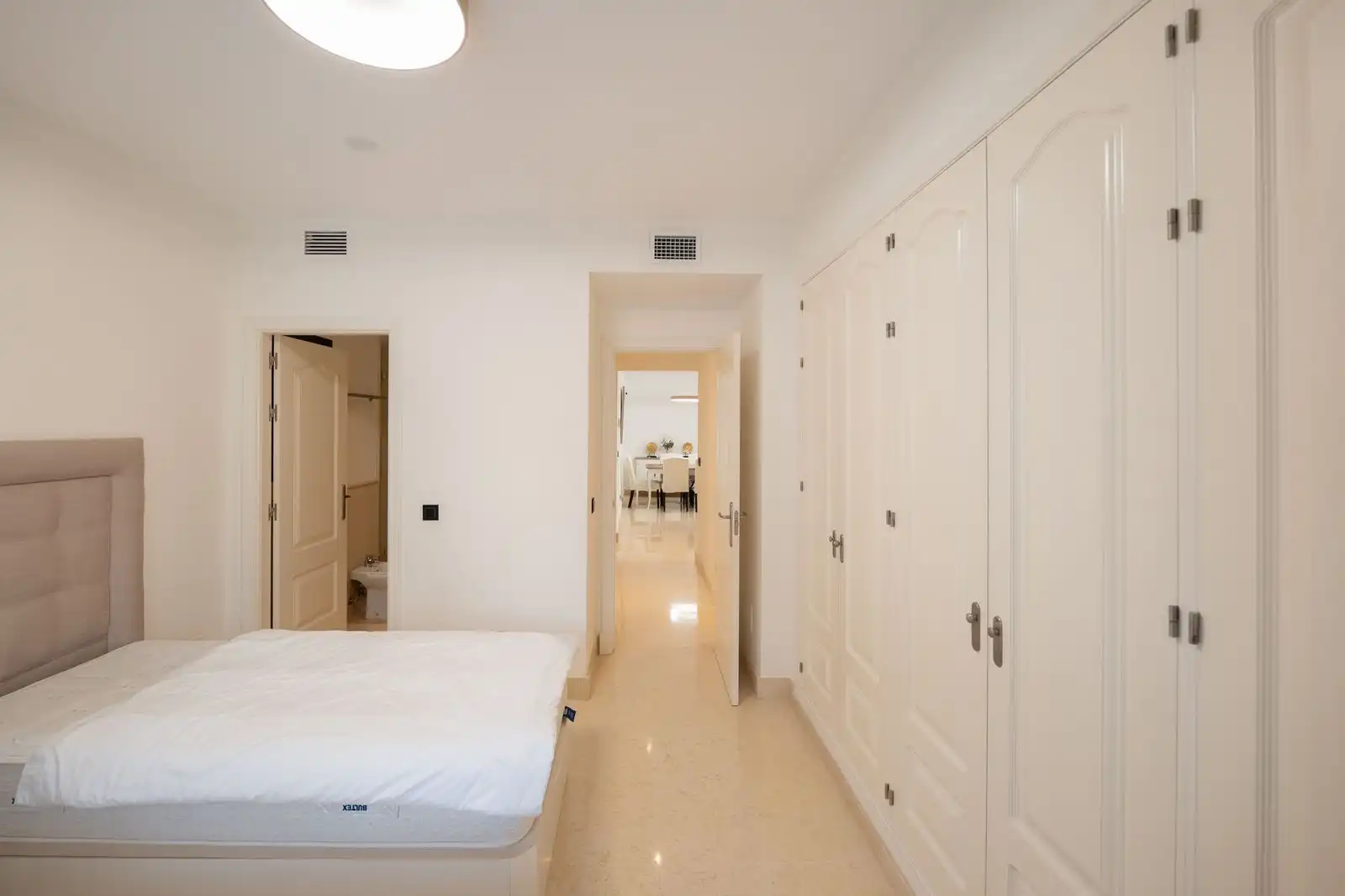 Schlafzimmer von Wohnung zur Miete in Benahavís mit Klimaanlage, Privatgarten und Terrasse