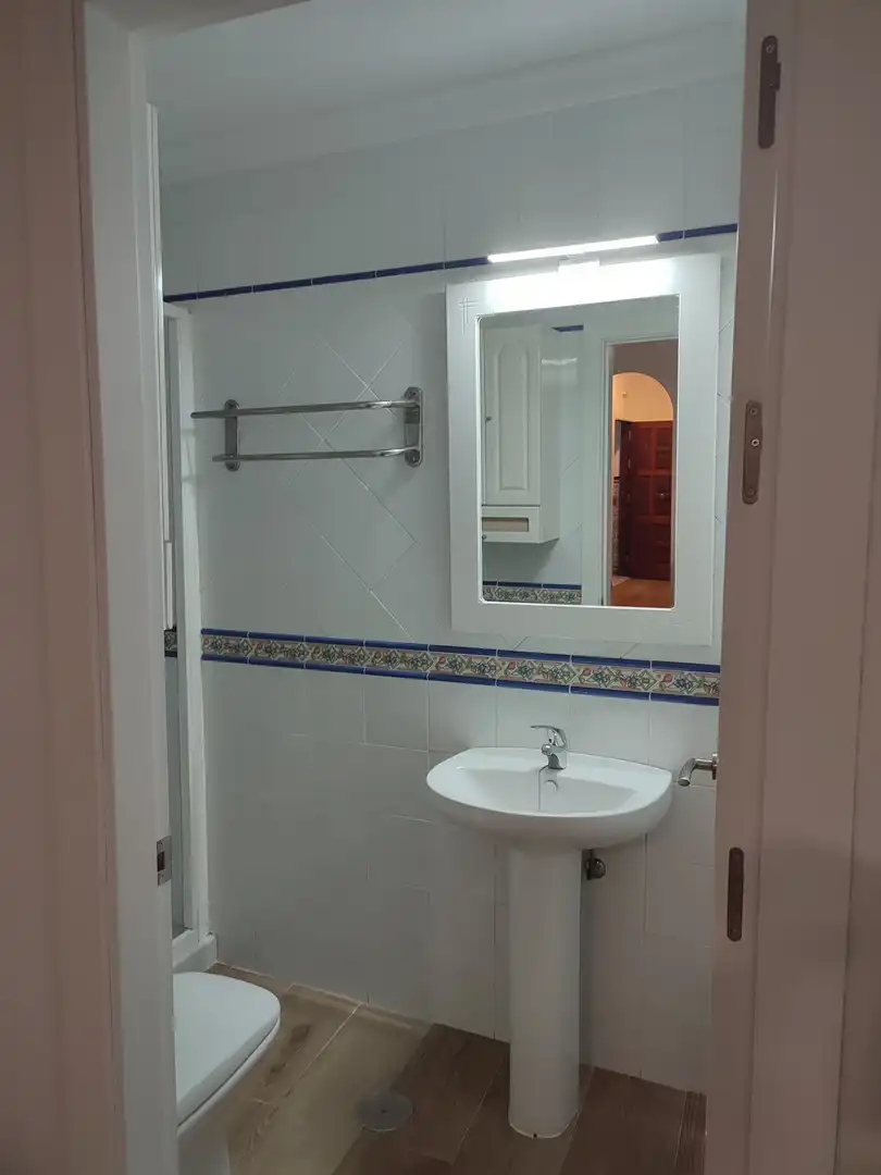 Badezimmer von Wohnung zum Verkauf in Conil de la Frontera mit Klimaanlage und Abstellraum