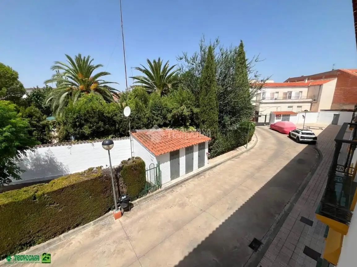 Vista exterior de Casa adosada en venta en Miguelturra con Aire acondicionado, Calefacción y Piscina comunitaria