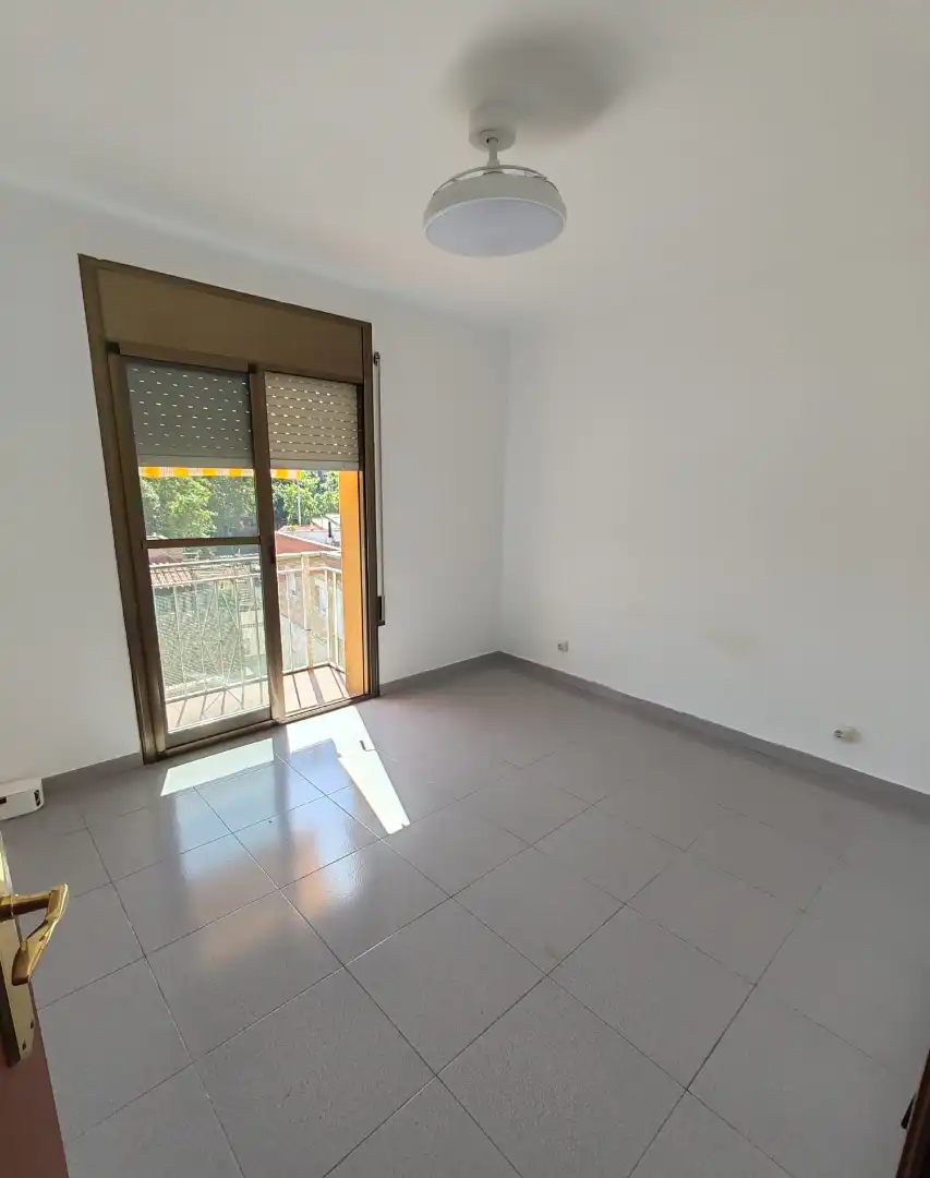Habitación de Piso de alquiler en Badalona con Calefacción, Horno y Balcón
