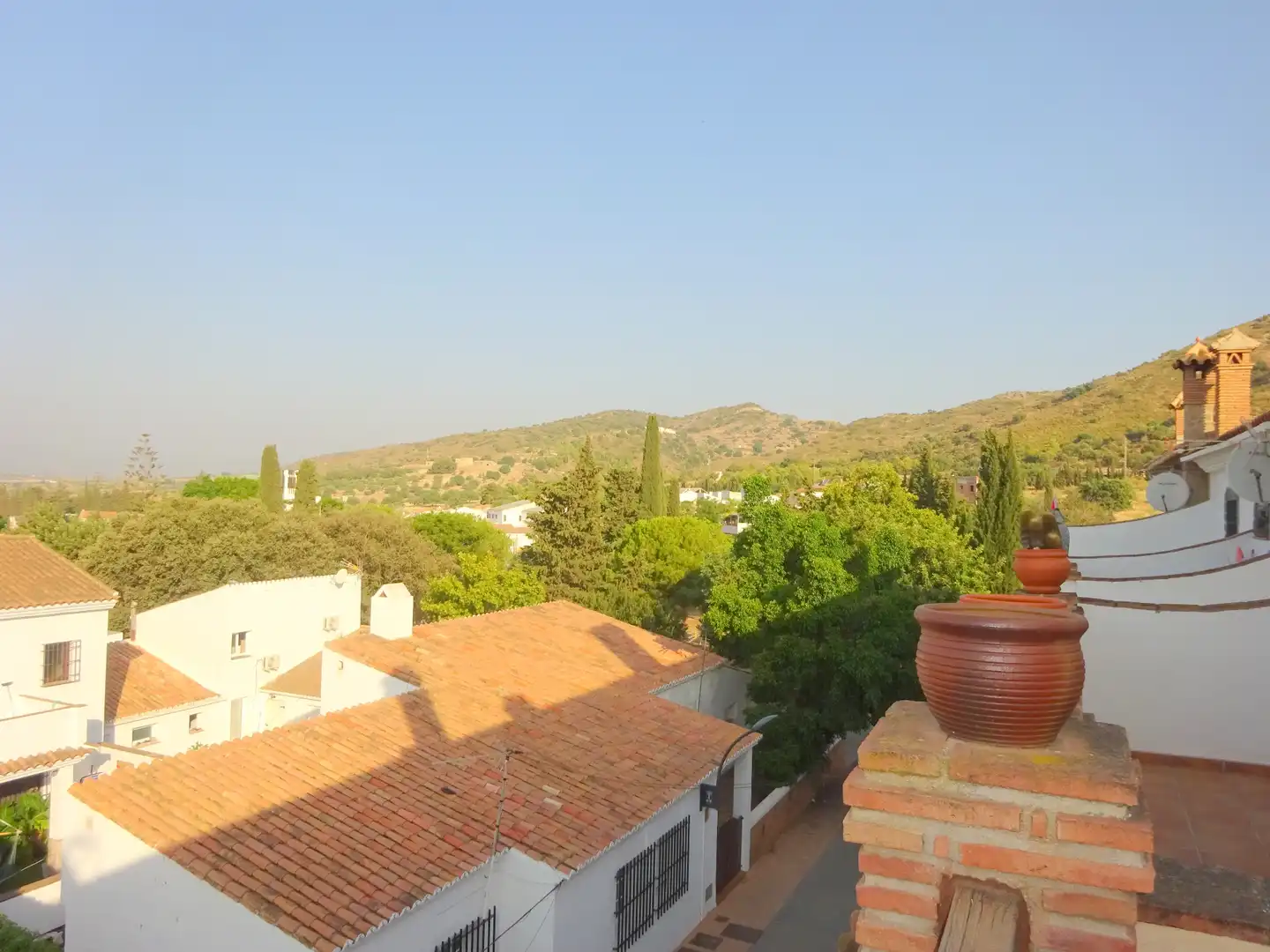 Vista exterior de Casa adosada en venda en Alhaurín de la Torre amb Aire condicionat, Jardí privat i Terrassa