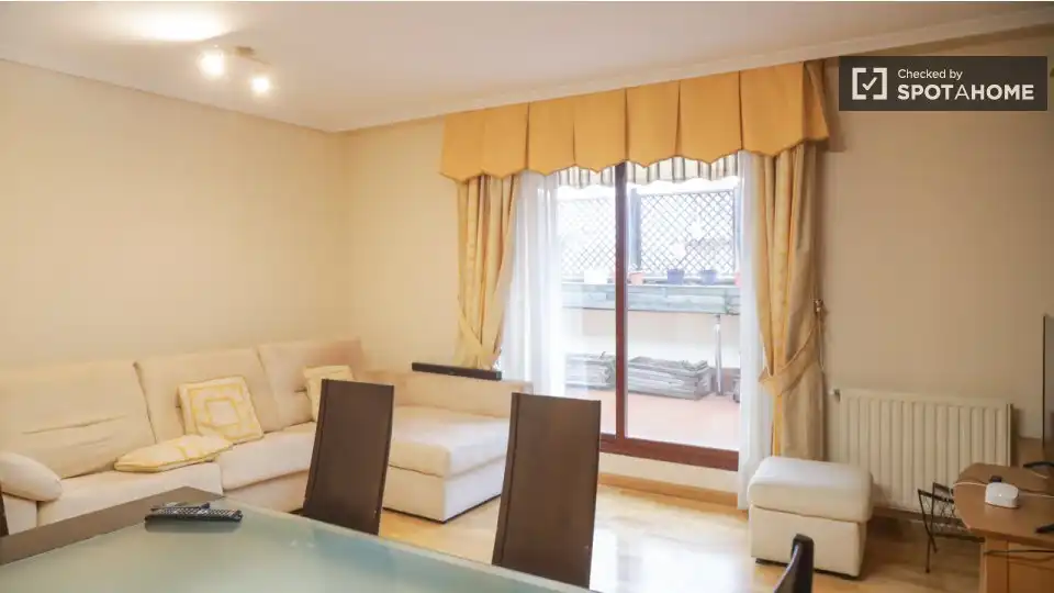 Living room of Flat for rent in Madrid  with Air Conditioner, Heating and Furnished