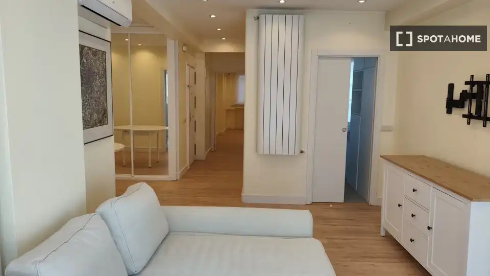 Flat for rent in Madrid  with Air Conditioner, Heating and Furnished