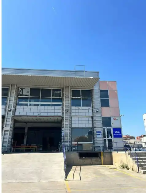 Vista exterior de Nave industrial de alquiler en Cornellà de Llobregat con Calefacción y Alarma