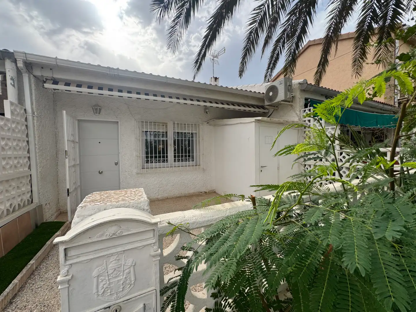 Vista exterior de Casa o xalet en venda en Guardamar del Segura amb Aire condicionat, Calefacció i Terrassa