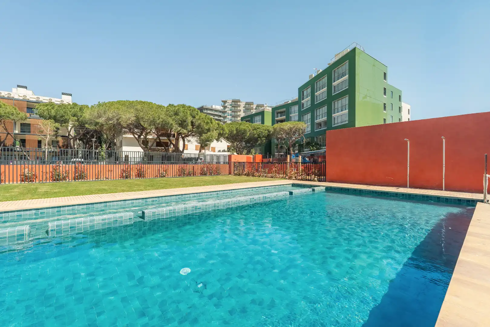 Piscina de Apartamento en venta en Castell d'Aro, Platja d'Aro i s'Agaró con Aire acondicionado, Terraza y Amueblado