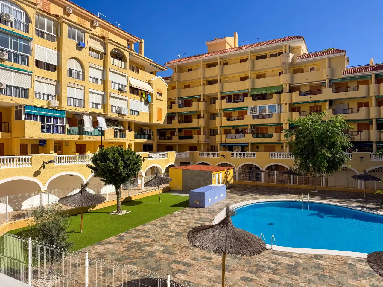 Vista exterior de Estudio en venta en Torrevieja con Calefacción, Terraza y Piscina